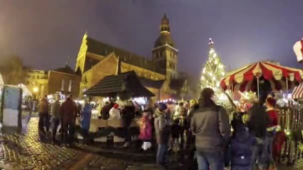 Människor besöka julmarknaden i gamla stan — Stockvideo