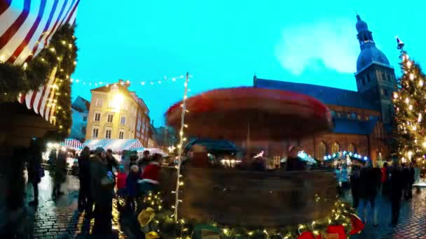 La gente visita el mercado de Navidad en el casco antiguo — Vídeo de stock