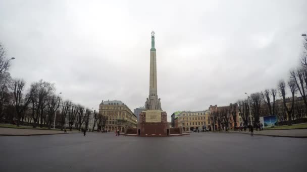 Ρίγα μνημείο ελευθερίας κατά τη διάρκεια της ημέρας ώρα λήξη — Αρχείο Βίντεο