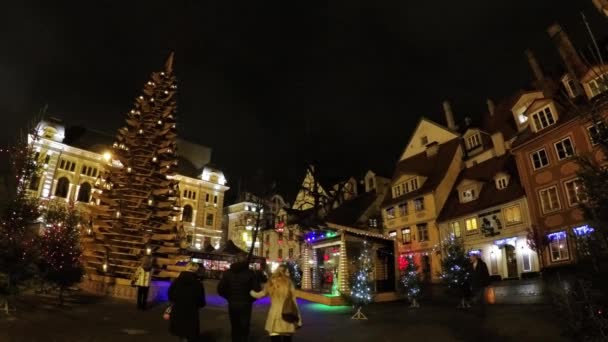 Люди посещают Рождественский рынок в старом городе — стоковое видео