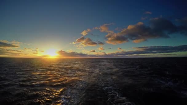 Viajar de balsa no mar Báltico — Vídeo de Stock