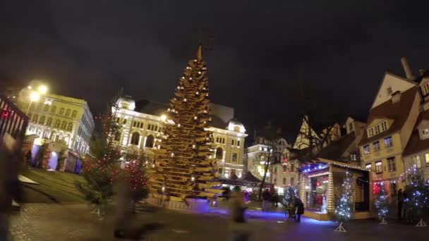 As pessoas visitam Mercado de Natal — Vídeo de Stock