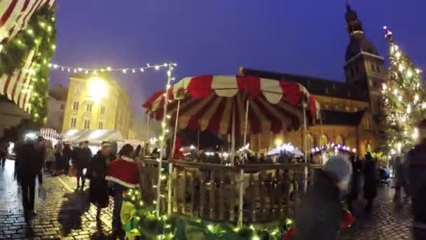 La gente visita el mercado de Navidad en el casco antiguo — Vídeo de stock