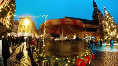 İnsanlar Noel pazarı eski şehirde ziyaret