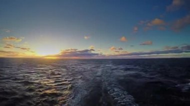 Baltık Denizi'nde feribot ile güneş doğarken seyahat