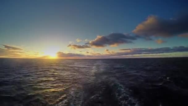 Viaggia in traghetto nel Mar Baltico all'alba. Scadenza temporale — Video Stock