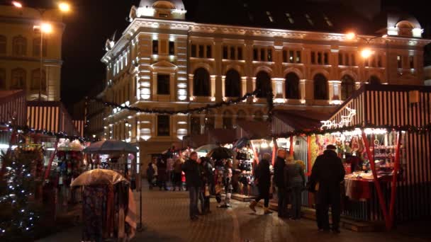 Personer som besöker mässan jul i gamla stan — Stockvideo