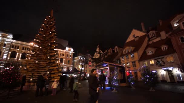 Люди посещают Рождественскую ярмарку в старом городе — стоковое видео
