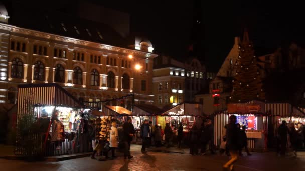 Lidé navštívit vánoční trhy ve starém městě — Stock video