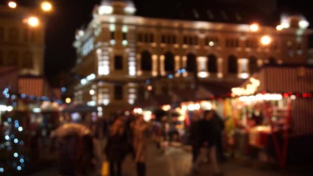 La gente visita la Feria de Navidad en el casco antiguo por la noche en Riga, Letonia — Vídeo de stock