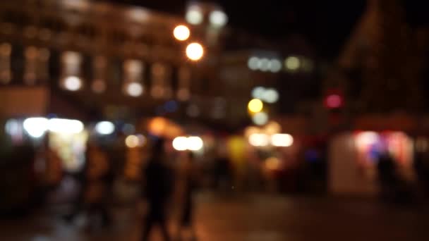 Personer som besöker mässan jul i gamla stan på kvällen i Riga, Lettland — Stockvideo