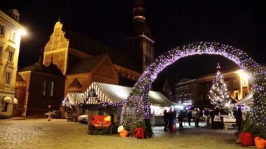 İnsanlar Noel adil eski şehirde ziyaret