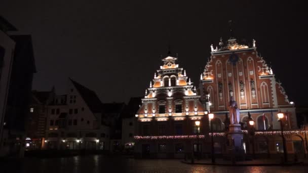 Oświetlony dom Bractwa Czarnogłowych w nocy — Wideo stockowe