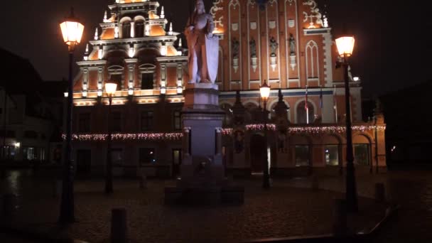 Иллюминированный дом Черноголовых ночью — стоковое видео