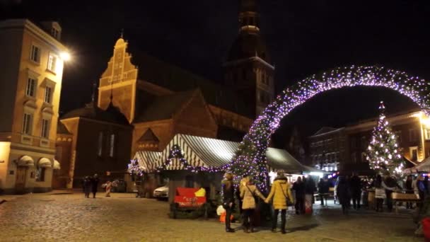 La gente visita la Feria de Navidad en el casco antiguo — Vídeo de stock