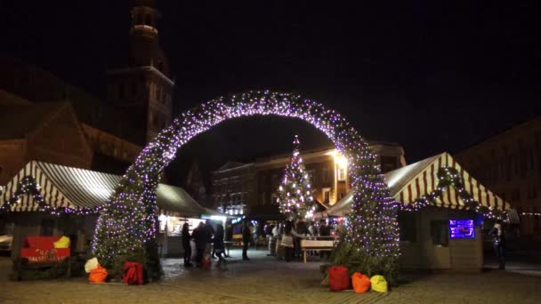 Menschen besuchen Weihnachtsmarkt in der Altstadt — Stockvideo