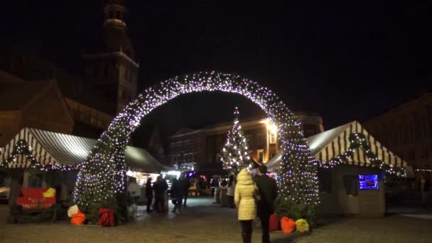 Lidé navštívit vánoční trhy ve starém městě — Stock video