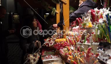Tatlılar Noel pazarı şeker noktasında, turistlerin satın