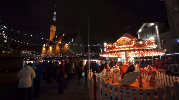人々 が訪れる旧市街のクリスマス フェア — ストック動画