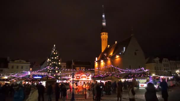 Ludzie odwiedzają Boże Narodzenie targów w starym mieście — Wideo stockowe