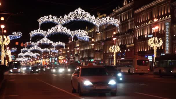 Tráfego noturno em Nevsky prospekt iluminado para o Natal — Vídeo de Stock