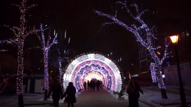 Şehir merkezinde yürüyüş insanlar Noel için dekore edilmiştir. — Stok video