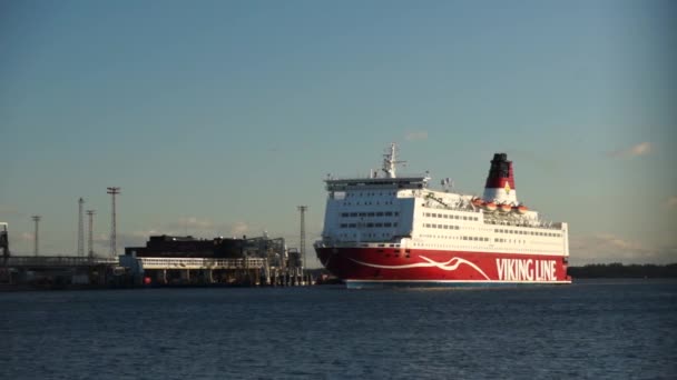Viking Line färjan lägger till i hamnen — Stockvideo