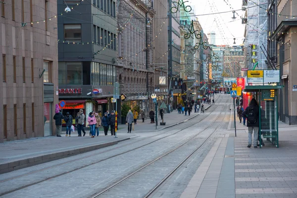 Helsinki şehir merkezine Noel için dekore edilmiştir. — Stok fotoğraf