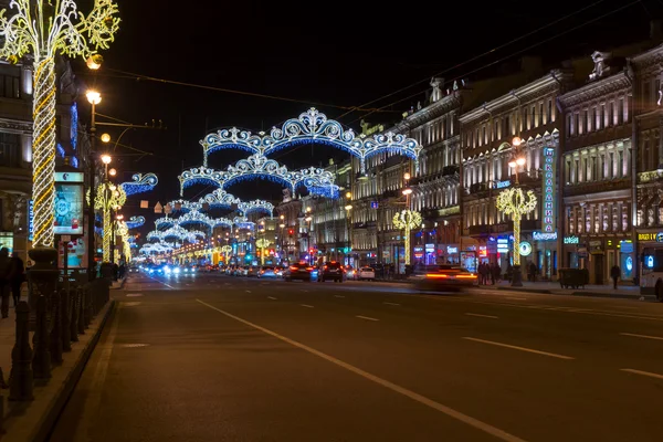 Tráfego noturno em Nevsky prospekt iluminado para o Natal — Fotografia de Stock