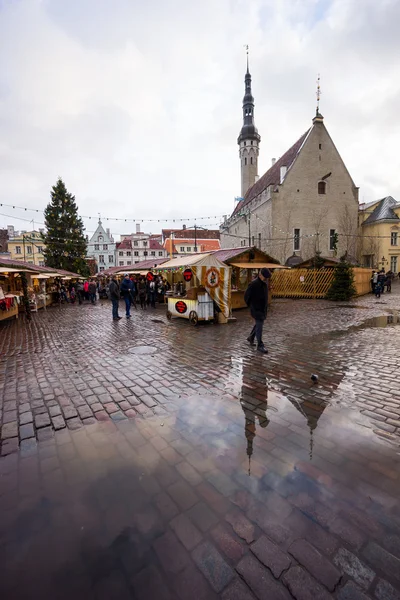 Les gens visitent la Foire de Noël dans la vieille ville — Photo