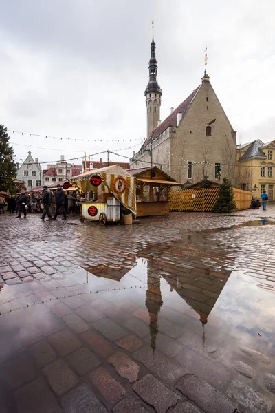 La gente visita la Feria de Navidad en el casco antiguo —  Fotos de Stock