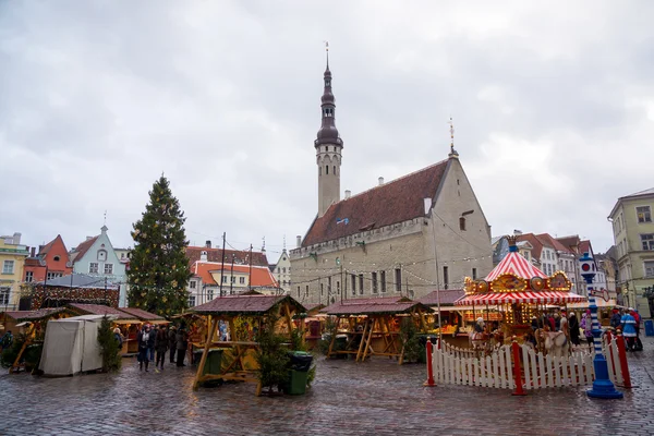 People visit Christmas Fair in old town — Stock Photo, Image