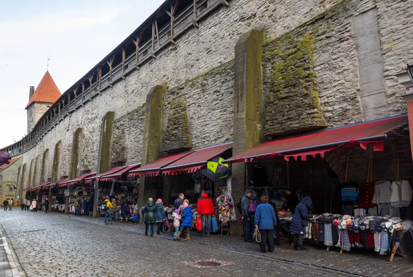 Menschen kaufen Souvenirs in der Altstadt — Stockfoto