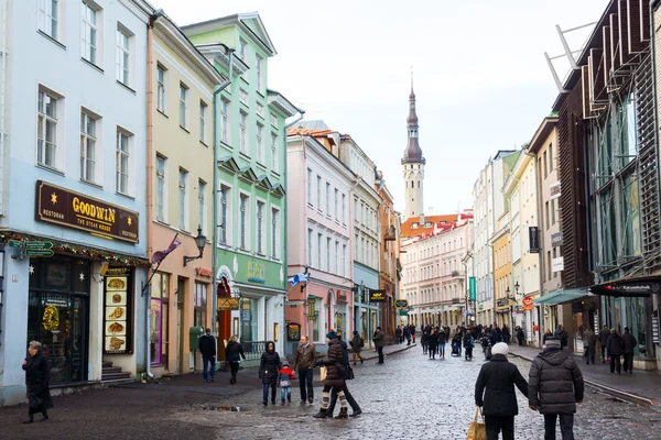 Ludzie chodzą na ulicy w starym mieście — Zdjęcie stockowe