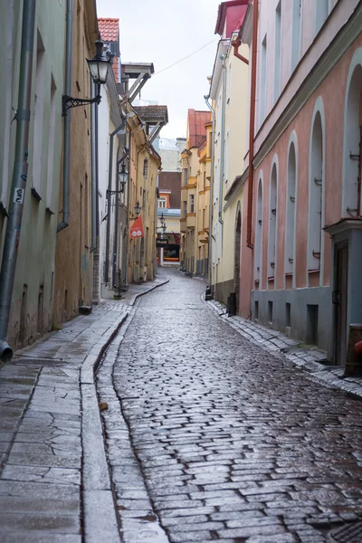 在古老的城市，在白天的鹅卵石的街道 — 图库照片