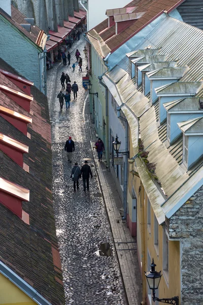 Gente caminando por la calle en la ciudad vieja —  Fotos de Stock