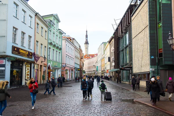 Mensen lopen op de straat in de oude stad — Stockfoto