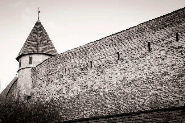 Ortaçağ Duvar ve eski Tallinn şehir Kulesi — Stok fotoğraf