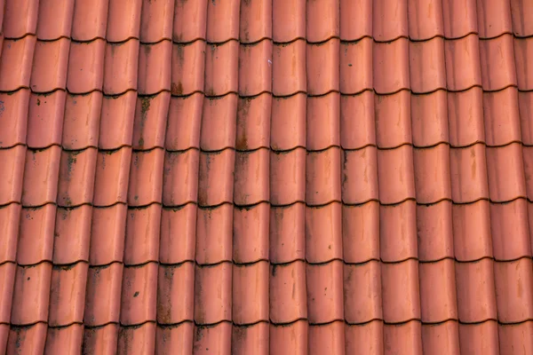 Azulejos en el techo en el viejo —  Fotos de Stock