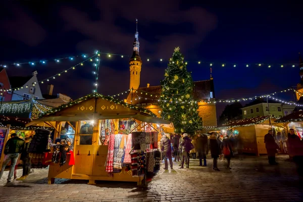 La gente visita la Fiera di Natale nel centro storico — Foto Stock