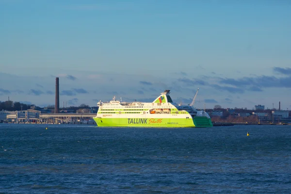 Tallink veerboot dokken in de haven — Stockfoto