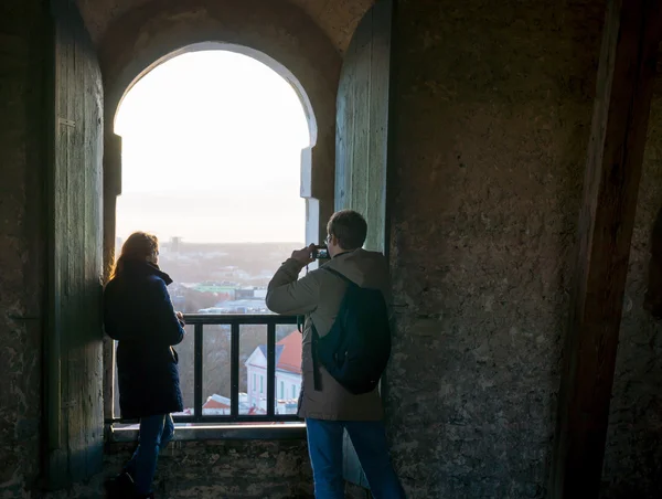 Cuplul turist face fotografii ale reperelor vechi ale orașului — Fotografie, imagine de stoc