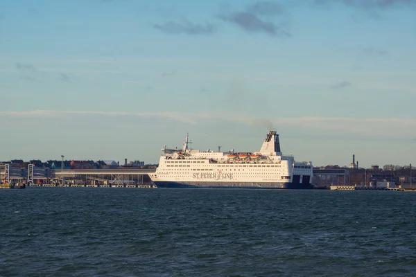 St Peter Line ferry dokken in de haven — Stockfoto