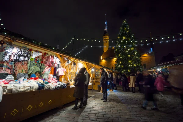As pessoas visitam Feira de Natal na cidade velha — Fotografia de Stock