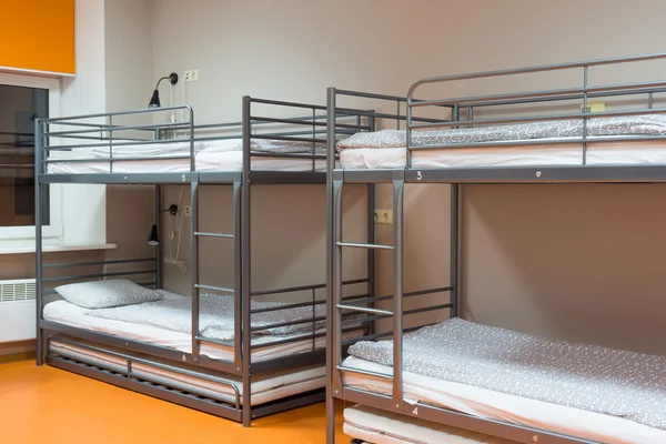 Modern goedkoop hostel interieur — Stockfoto