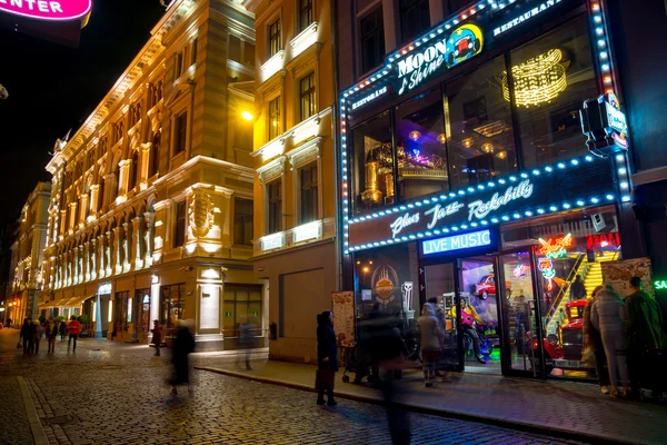 İnsanlar eski şehirde akşam