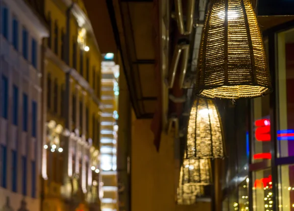 Lampy uliczne w pobliżu restauracja — Zdjęcie stockowe
