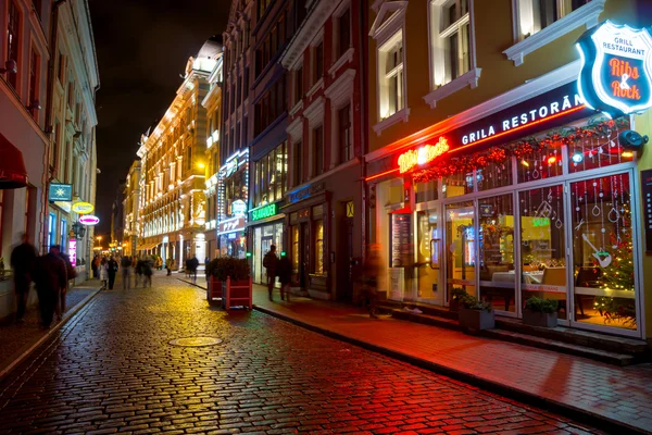Pessoas andando na cidade velha à noite — Fotografia de Stock