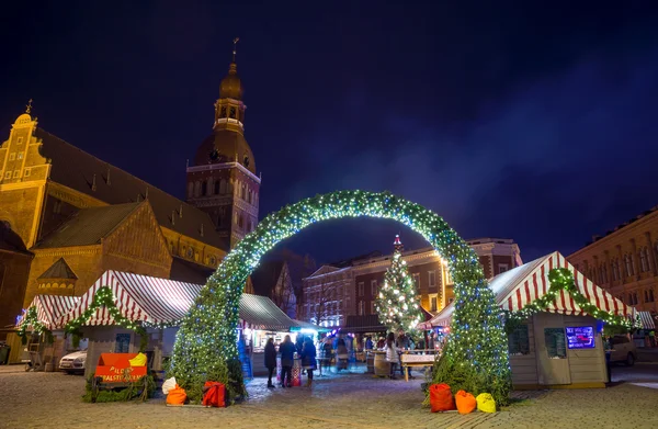 사람들이 저녁에 오래 된 마을에서 크리스마스 박람회 방문 — 스톡 사진