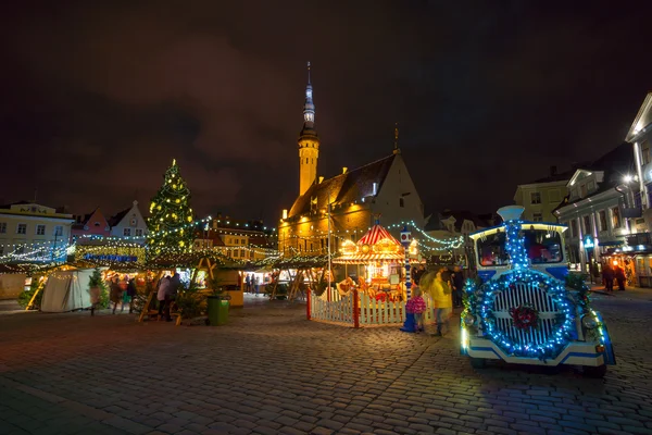 Mensen bezoeken eerlijke Kerstmis in de oude stad — Stockfoto